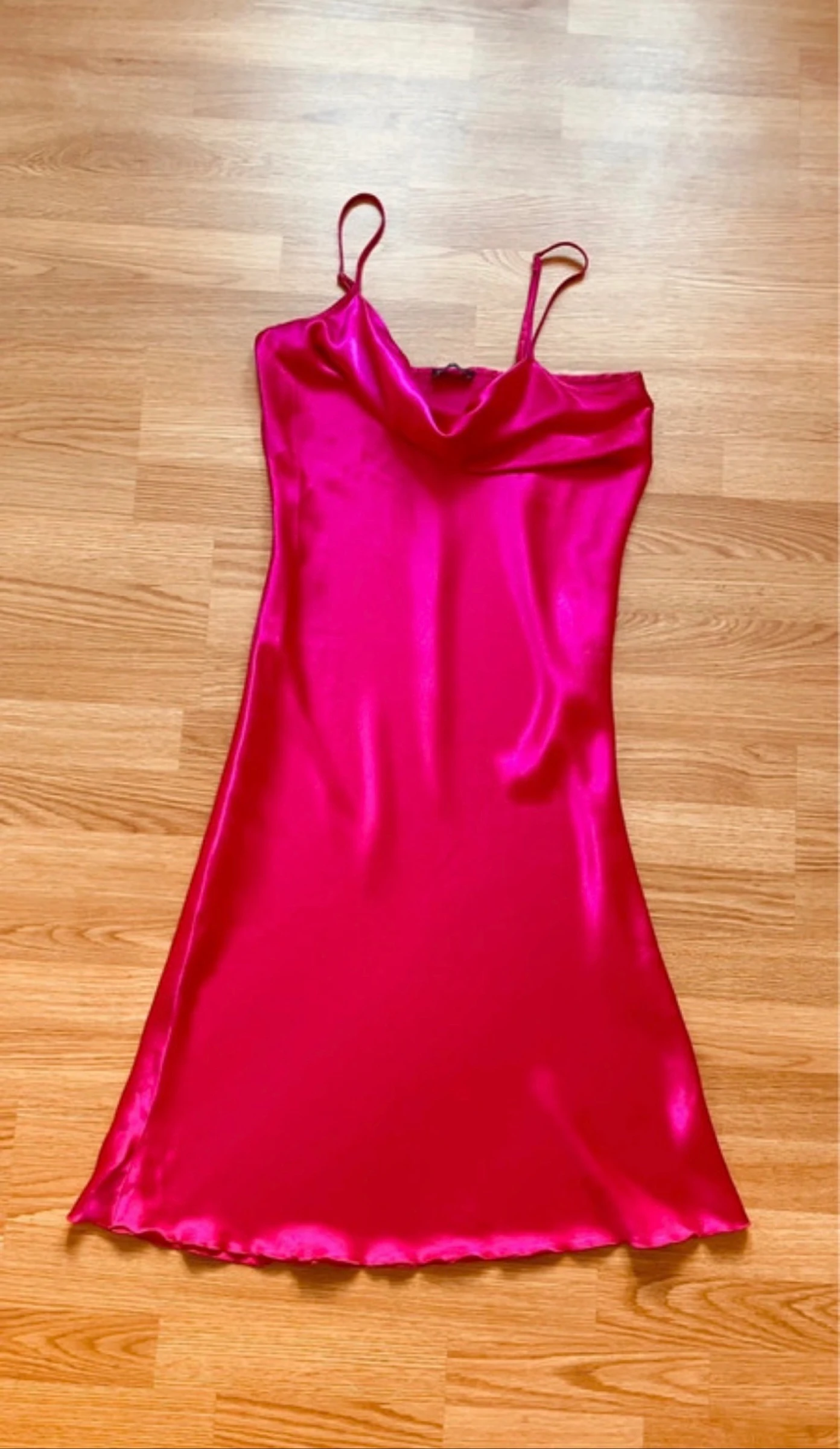Prachtige fuchsia satijnen jurk – photo 3